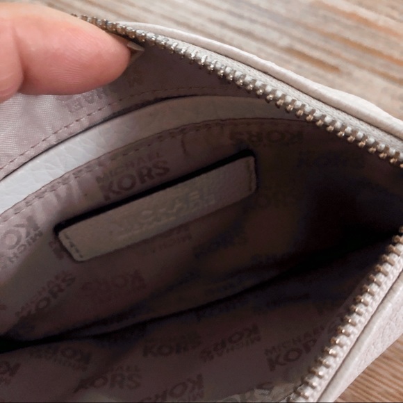 ✨Michael Kors Wrislet✨ - Picture 4 of 8